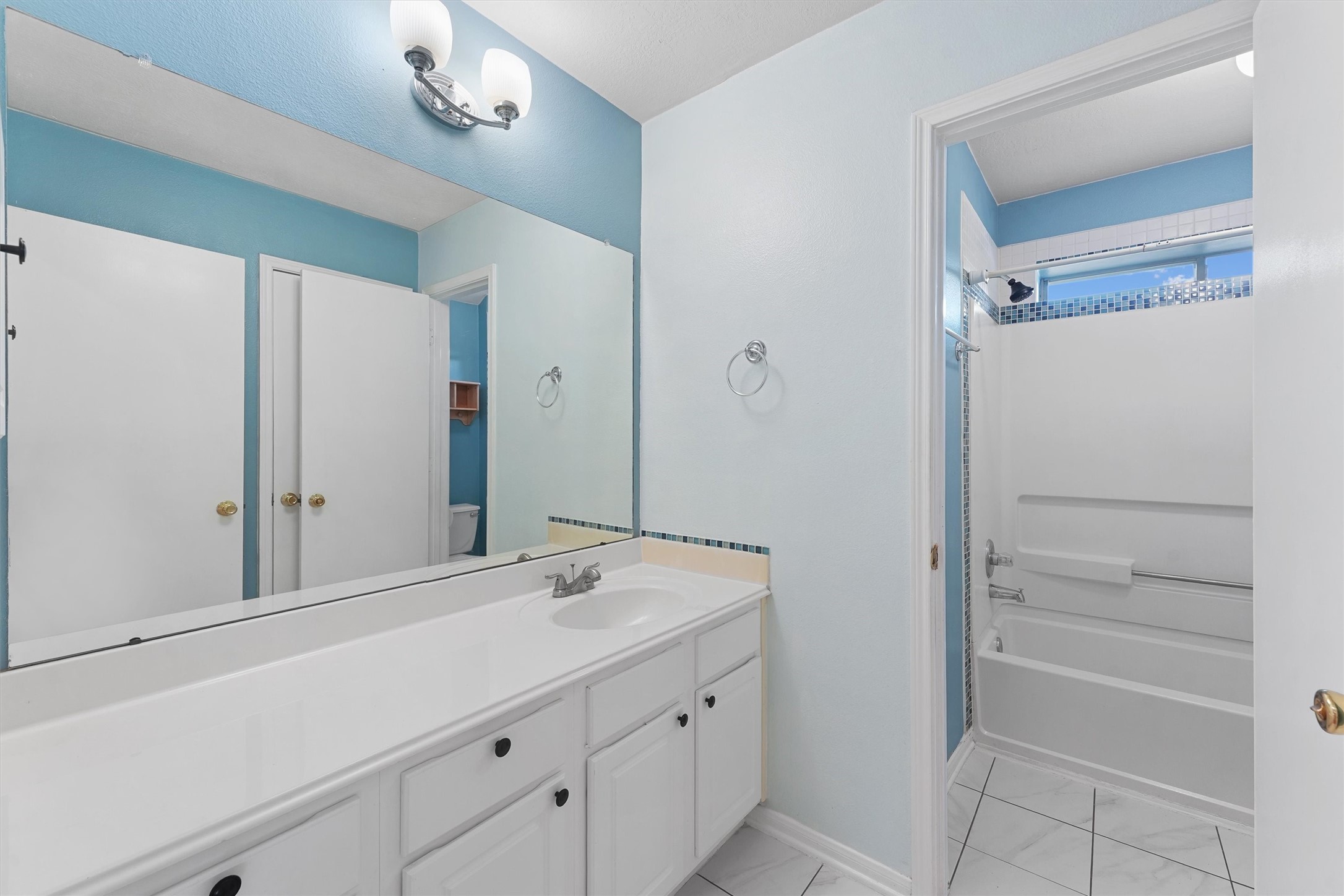 17206 Stonebridge Trail Houston, TX 77095 - Photo 21 of 28 Full Bath upstairs