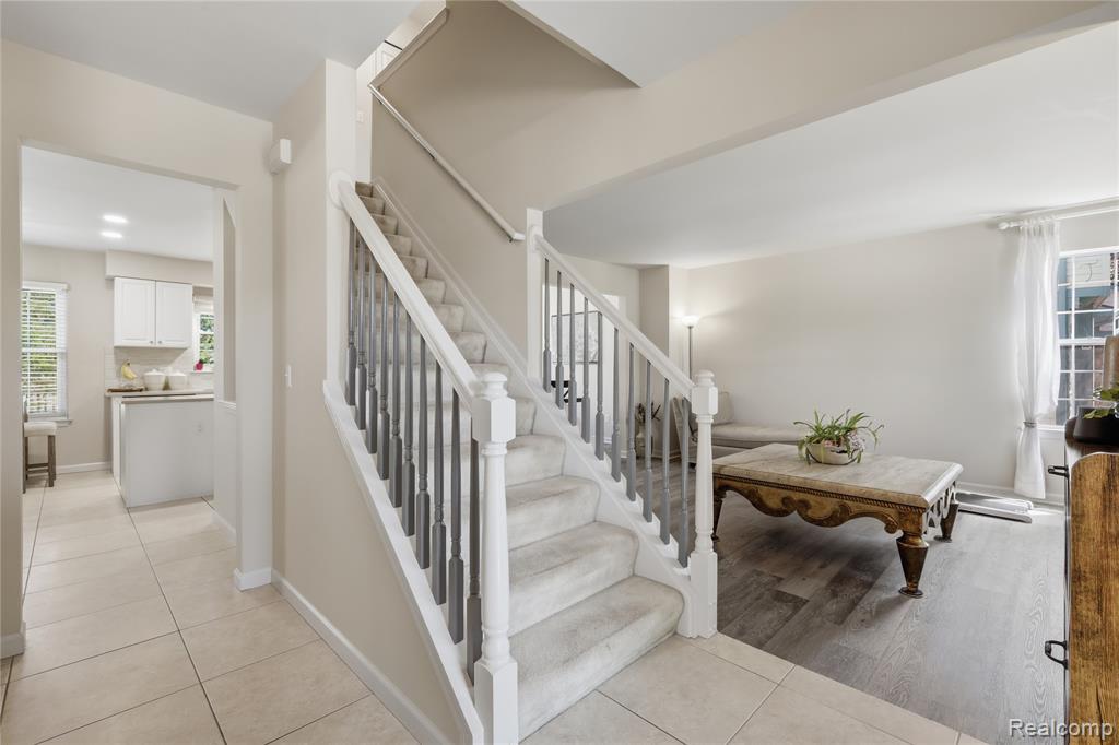 46604 Aarons Way Canton, MI 48188 - Photo 5 of 38