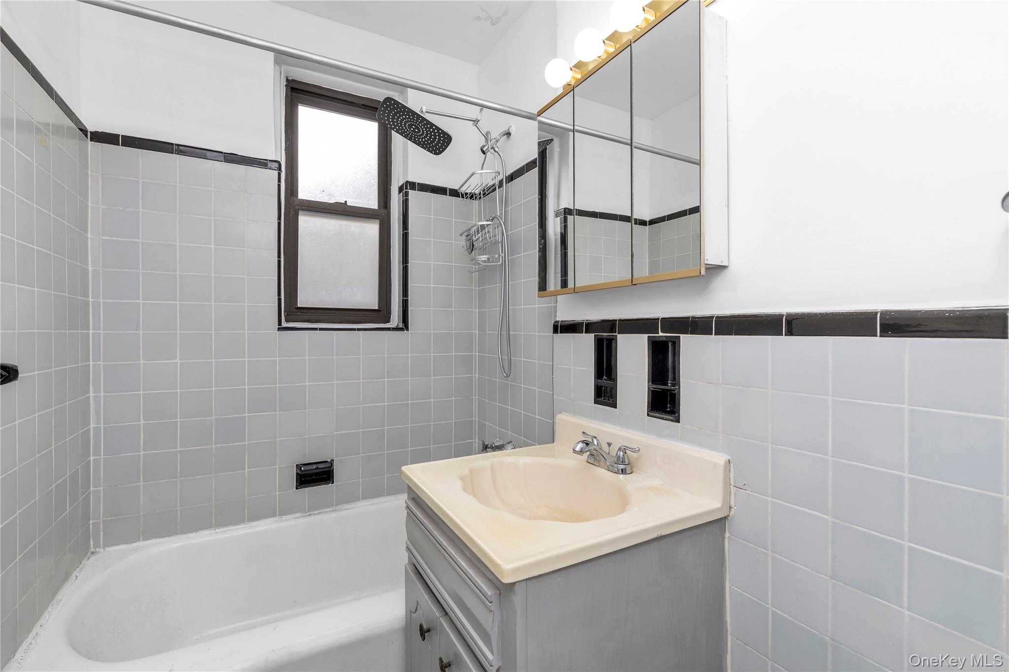 141-60 84th Road, Unit 3G Queens, NY 11435 - Photo 11 of 13 Bathroom with tube