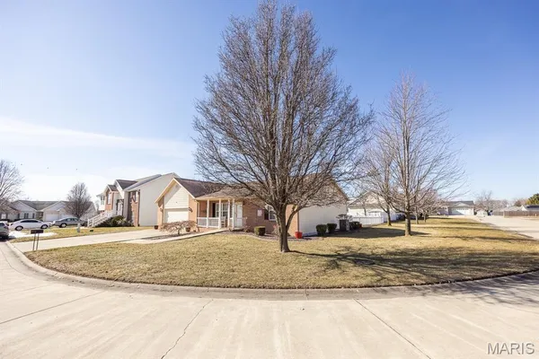 $320,500 | 9915 Bending Oaks Drive, Lebanon, IL 62254