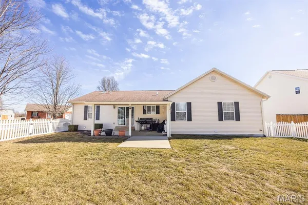 $320,500 | 9915 Bending Oaks Drive, Lebanon, IL 62254