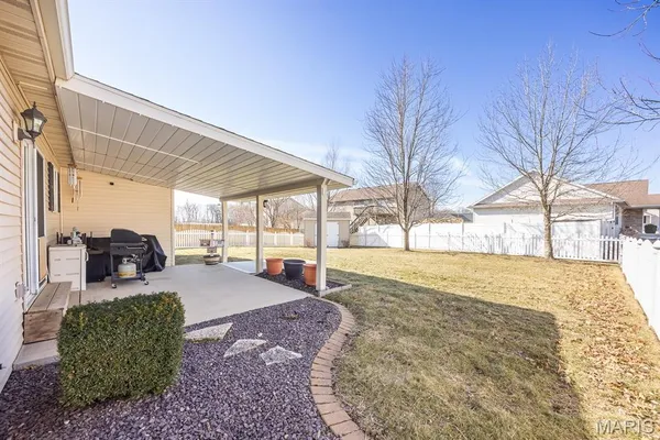 $320,500 | 9915 Bending Oaks Drive, Lebanon, IL 62254