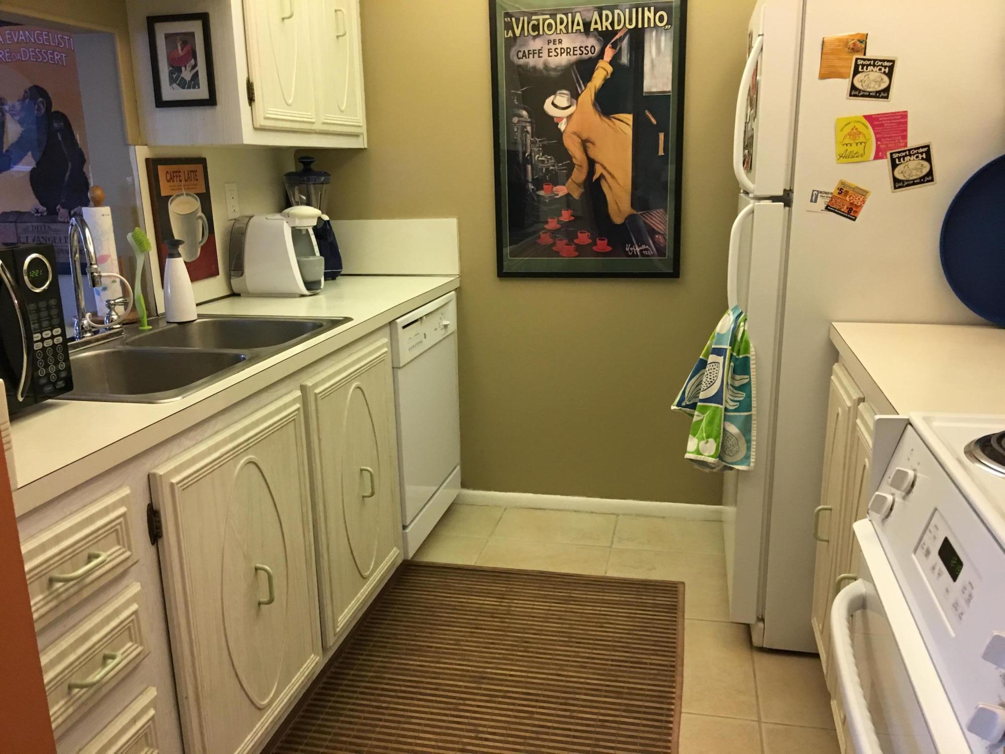 250 Northeast 20th Street, Unit 2250 Boca Raton, FL 33431 - Photo 14 of 15 kitchen