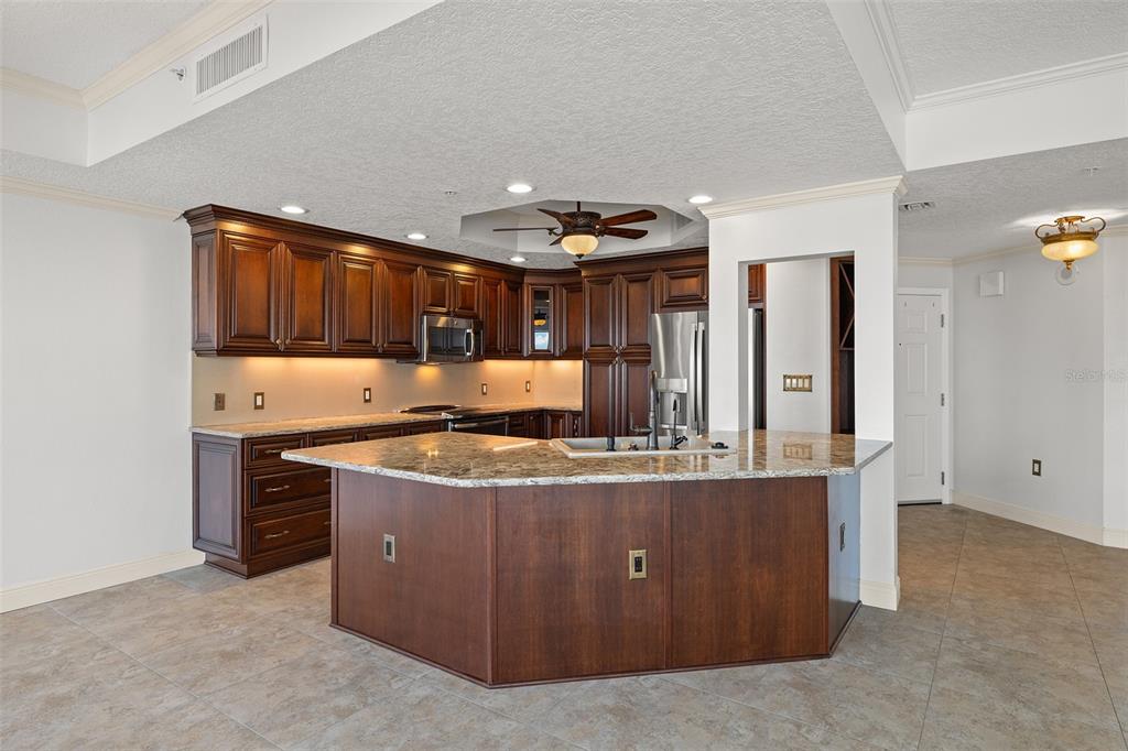 371 Channelside Walk Way, Unit 902 Tampa, FL 33602 - Photo 28 of 50 a kitchen with stainless steel appliances granite countertop a stove and a refrigerator