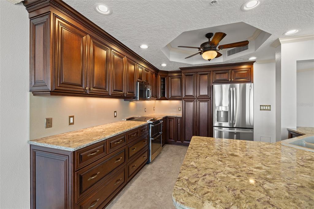 371 Channelside Walk Way, Unit 902 Tampa, FL 33602 - Photo 29 of 50 a kitchen with stainless steel appliances granite countertop a stove refrigerator and cabinets
