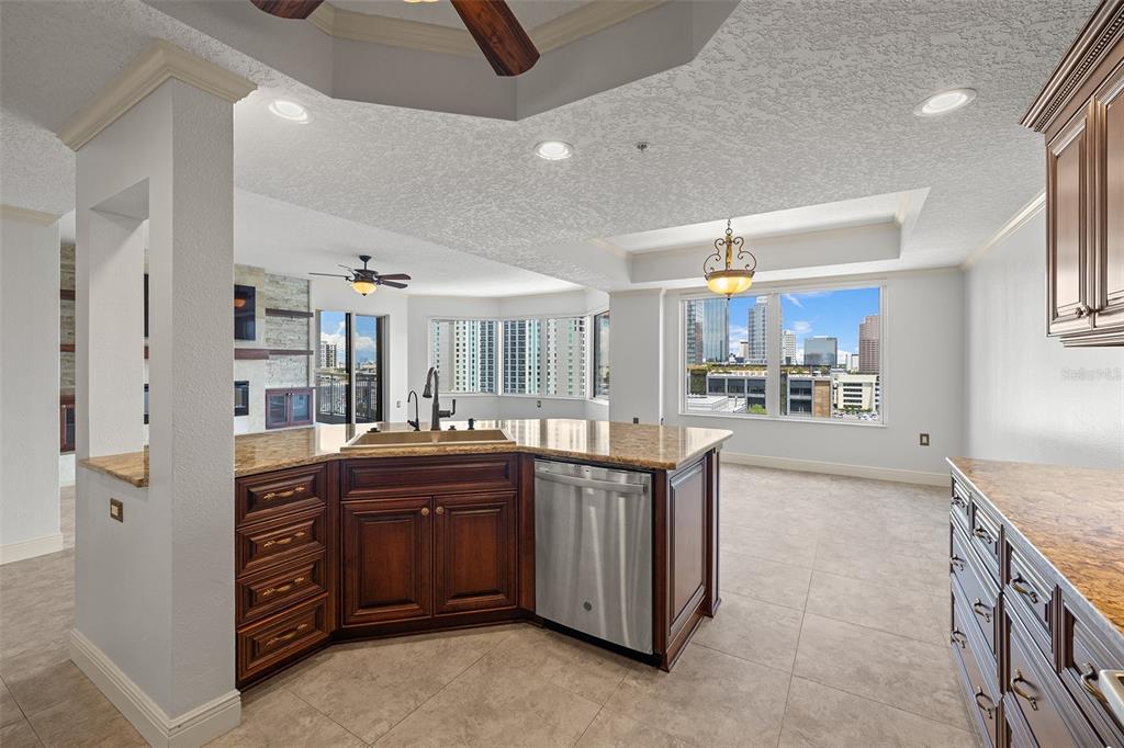 371 Channelside Walk Way, Unit 902 Tampa, FL 33602 - Photo 32 of 50 a kitchen with lots of counter top space