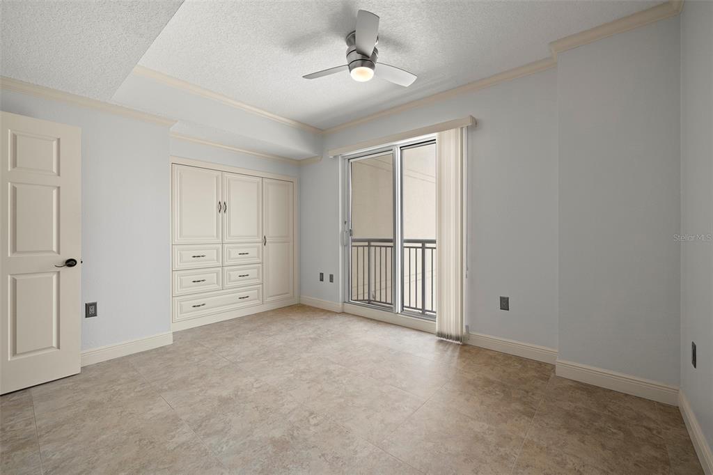 371 Channelside Walk Way, Unit 902 Tampa, FL 33602 - Photo 41 of 50 an empty room with chandelier fan