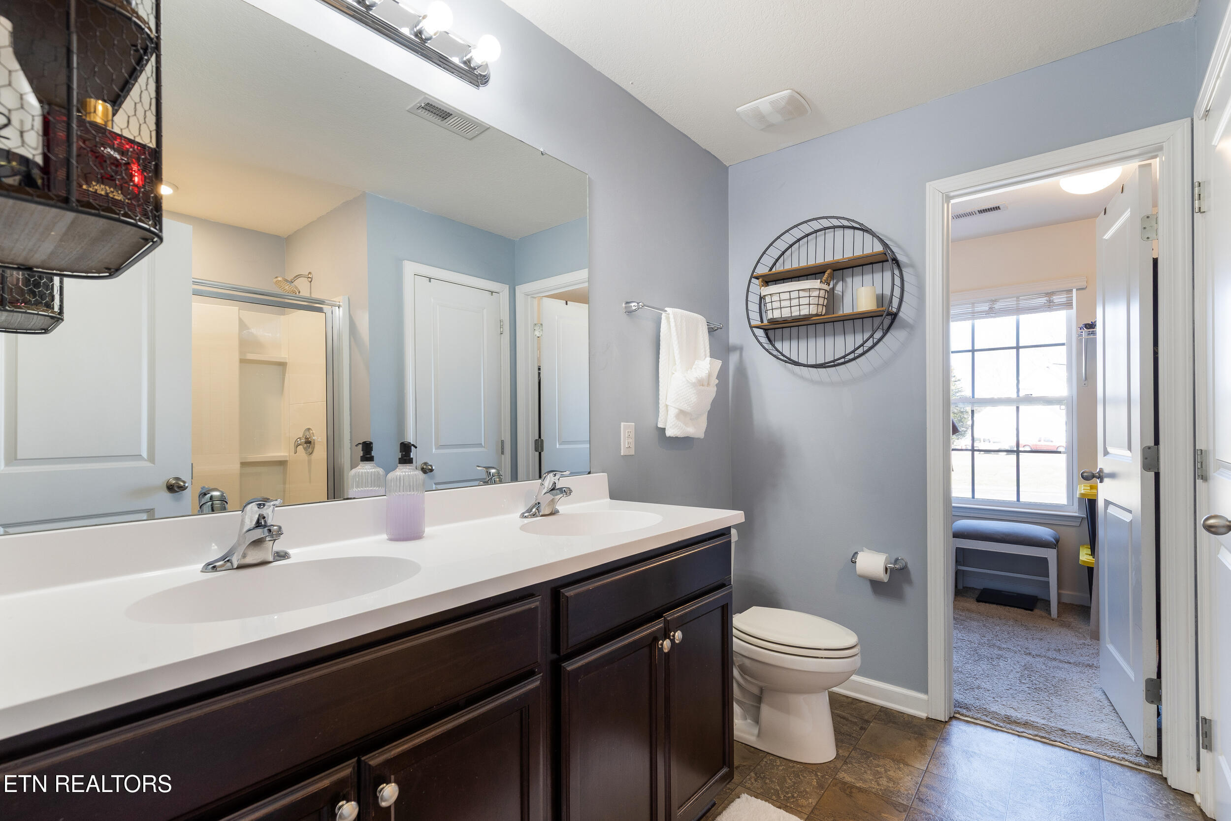 7200 Ponds Inlet Lane Powell, TN 37849 - Photo 17 of 38 En suite Bath