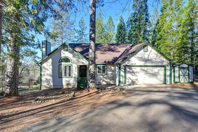 a view of house with a outdoor space