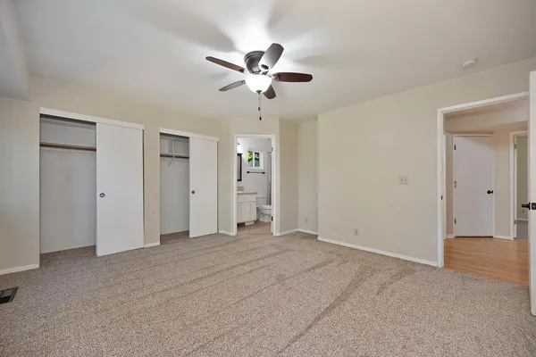 a view of empty room with a ceiling fan