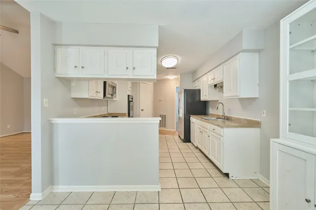 $2,195 | 5 North White Pebble Court, The Woodlands, TX 77380