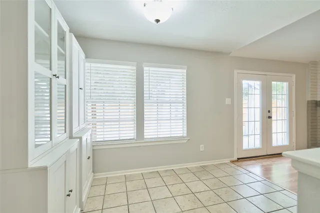 $2,195 | 5 North White Pebble Court, The Woodlands, TX 77380