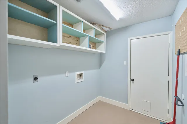 $2,195 | 5 North White Pebble Court, The Woodlands, TX 77380