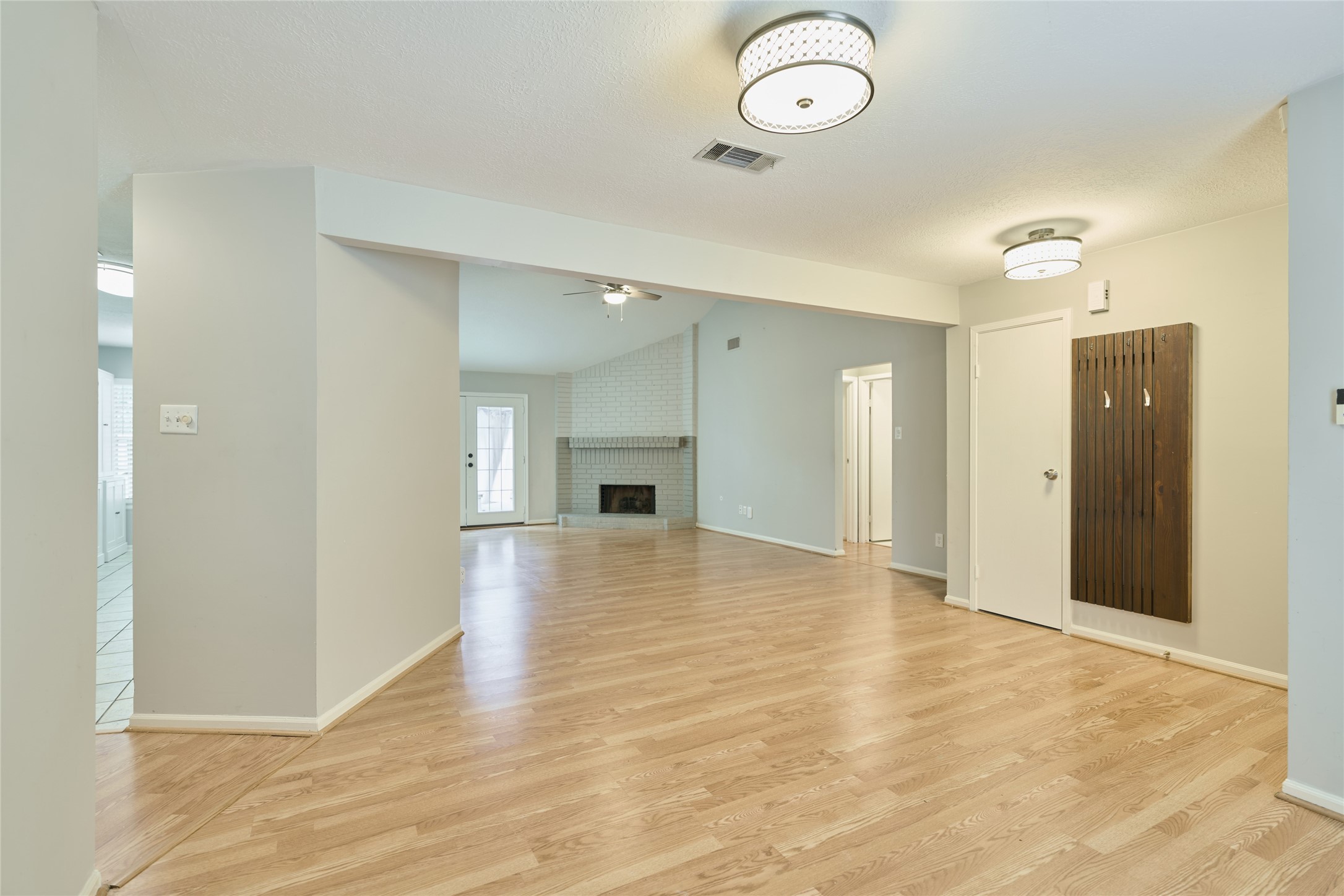 5 North White Pebble Court The Woodlands, TX 77380 - Photo 4 of 28