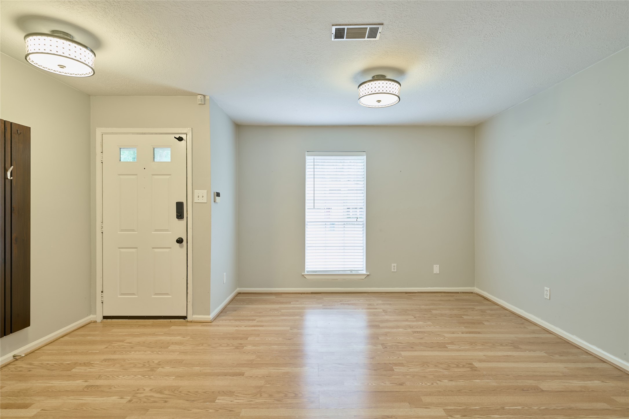 5 North White Pebble Court The Woodlands, TX 77380 - Photo 5 of 28