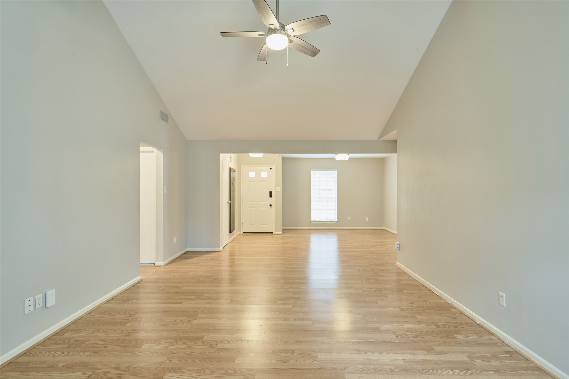 5 North White Pebble Court The Woodlands, TX 77380 - Photo 8 of 28