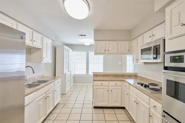 $2,195 | 5 North White Pebble Court, The Woodlands, TX 77380