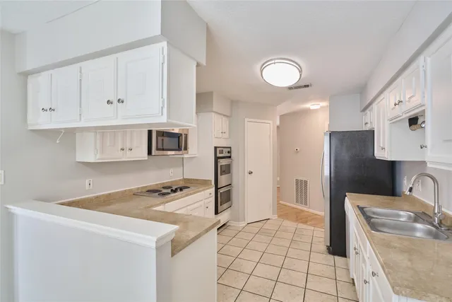 $2,195 | 5 North White Pebble Court, The Woodlands, TX 77380