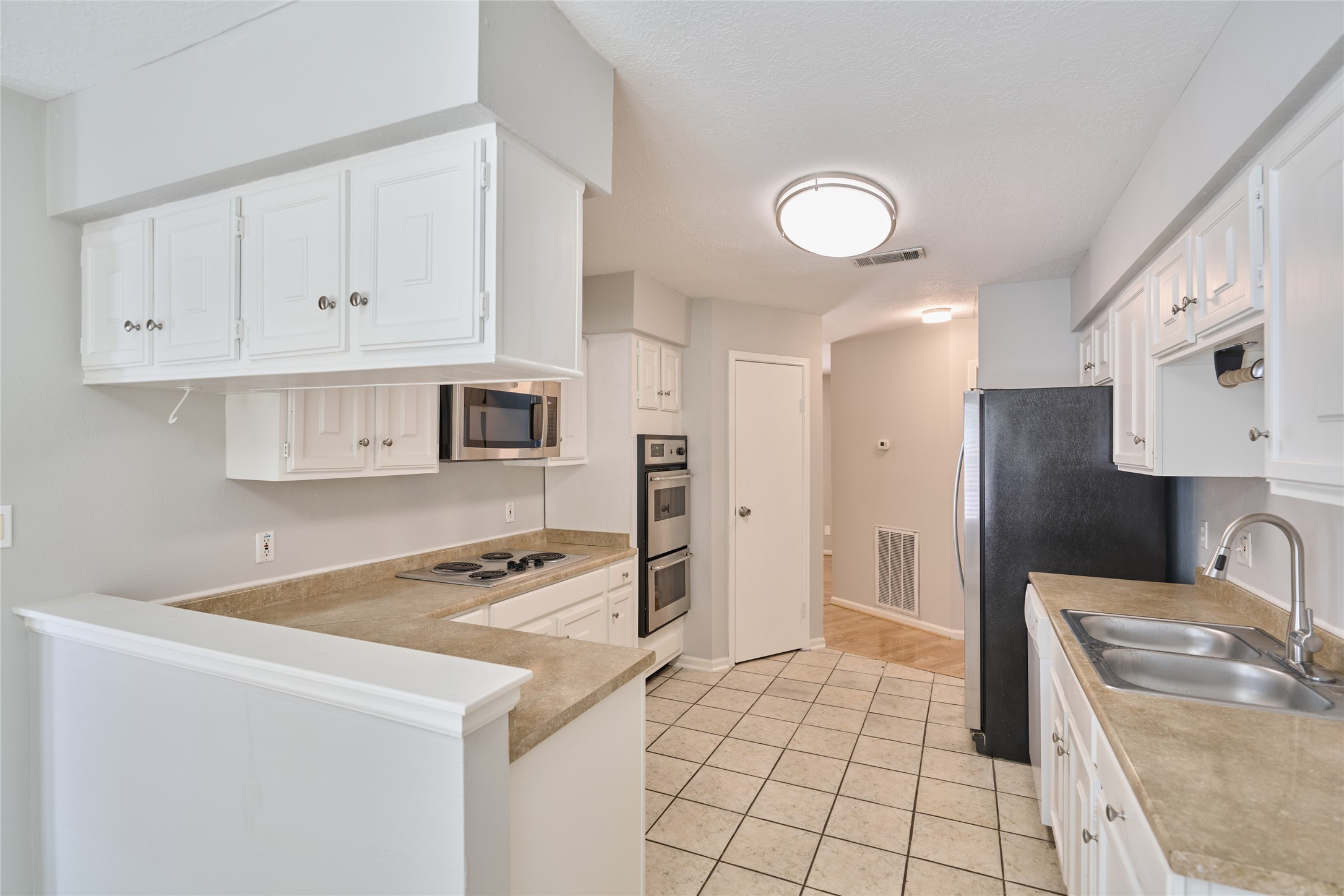 5 North White Pebble Court The Woodlands, TX 77380 - Photo 10 of 28