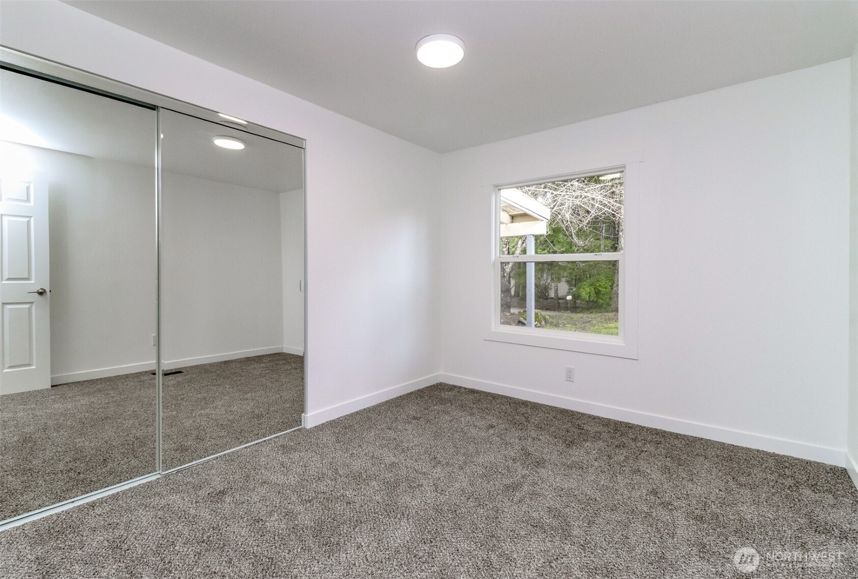 60 East Balbriggan Road Shelton, WA 98584 - Photo 8 of 10 an empty room with windows and closet