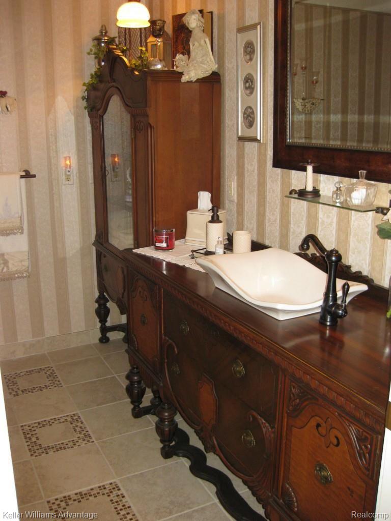 6532 Edgewood Road Canton, MI 48187 - Photo 15 of 32 15 main bath.jpg