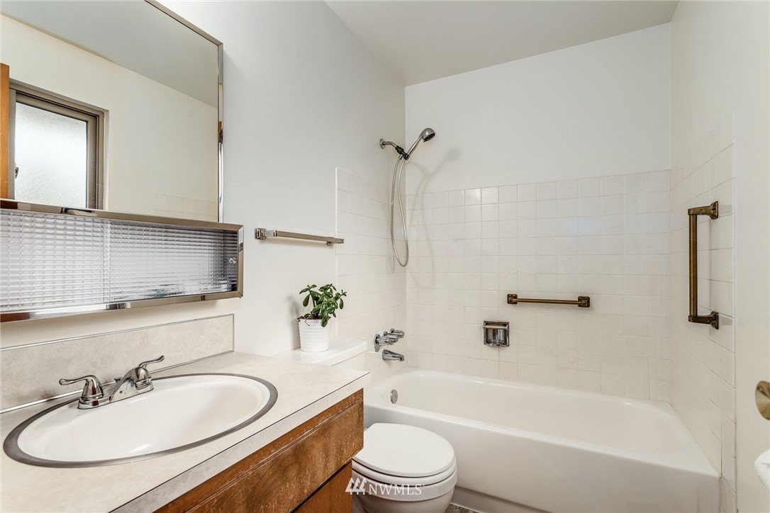 4405 Southwest 102nd Street Seattle, WA 98146 - Photo 17 of 30 Gallery Image 17