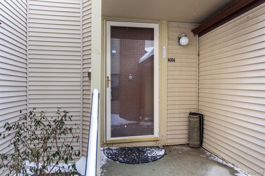 6580 Ridgefield Circle, Unit 202 West Bloomfield, MI 48322 - Photo 3 of 23