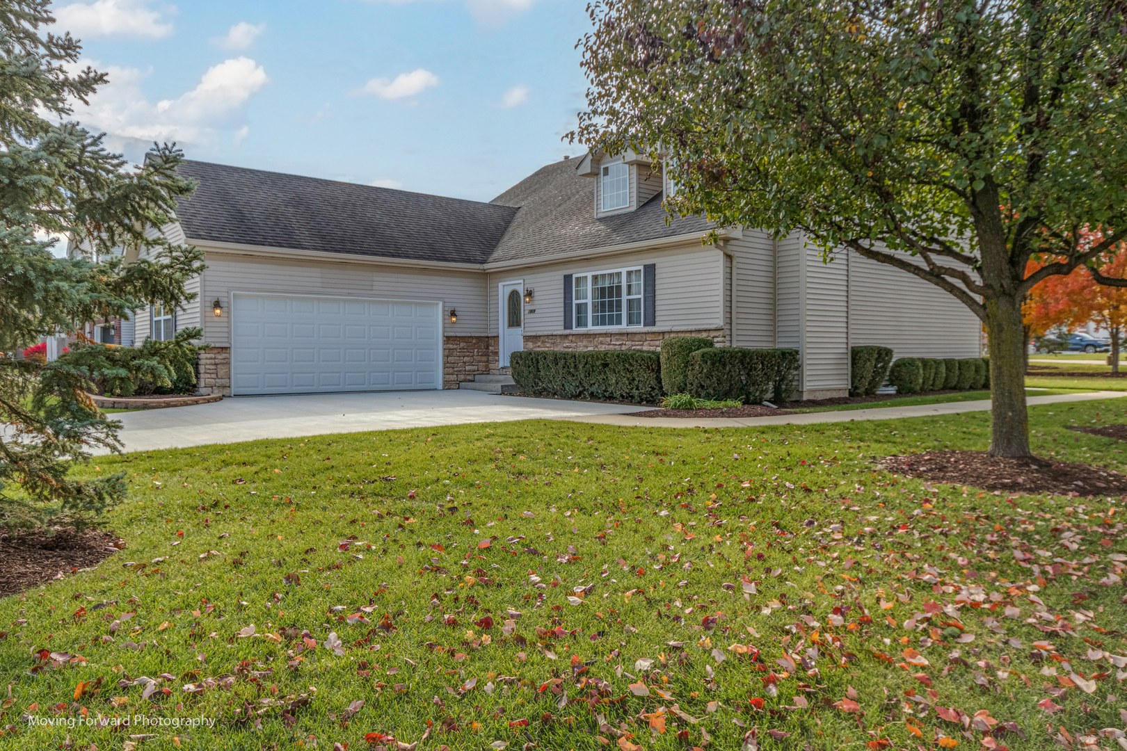 1909 Eagle Drive Morris, IL 60450 - Photo 1 of 24 a front view of a house with a yard