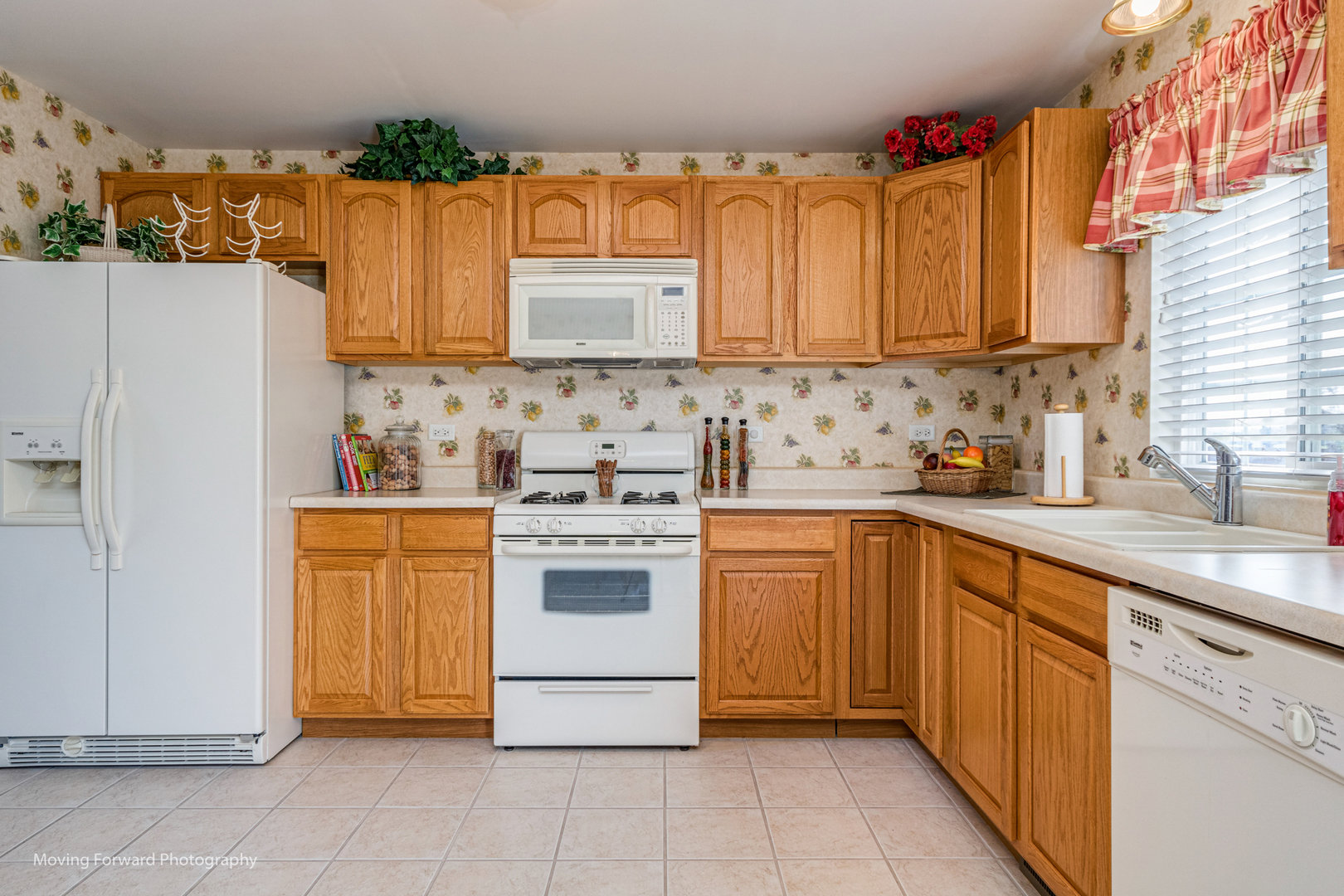1909 Eagle Drive Morris, IL 60450 - Photo 8 of 24 a kitchen with stainless steel appliances granite countertop a sink stove and refrigerator