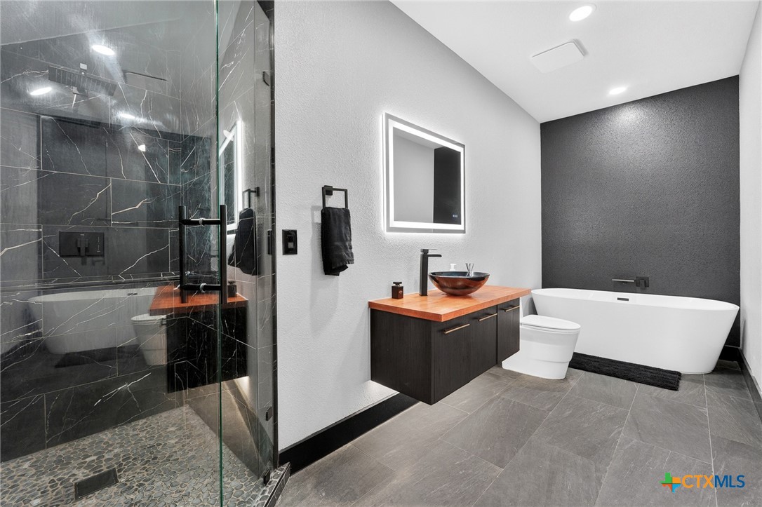 421 Sunset Ridge Drive Killeen, TX 76549 - Photo 40 of 47 a bathroom with a tub sink and mirror
