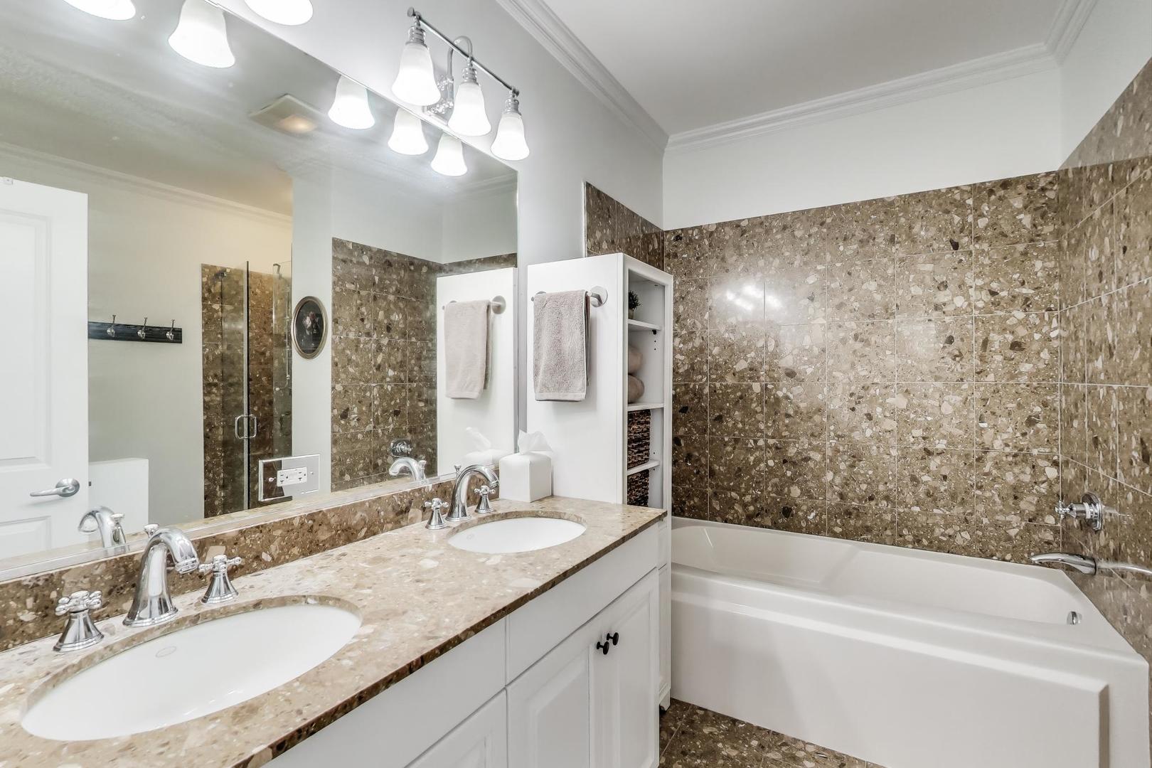 1016 South Racine Avenue, Unit 302 Chicago, IL 60607 - Photo 13 of 28