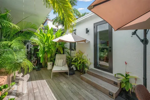 a view of outdoor space yard and porch