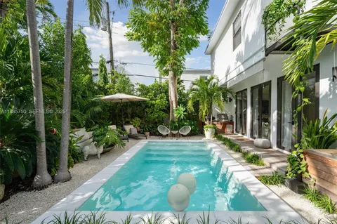 a view of a yard in front of house