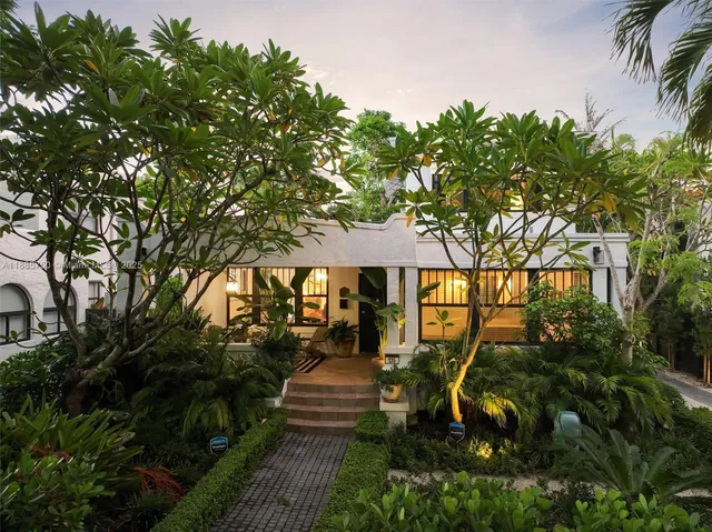 a picture of houses with lots of trees