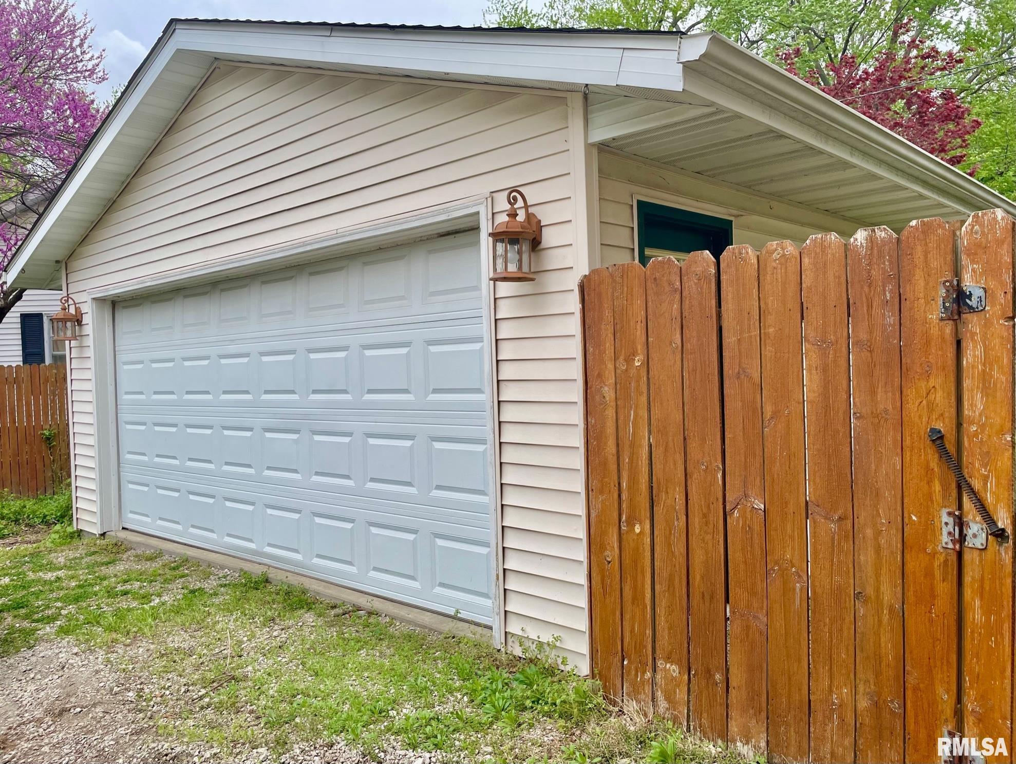 2019 Lee Street Springfield, IL 62703 - Photo 4 of 40