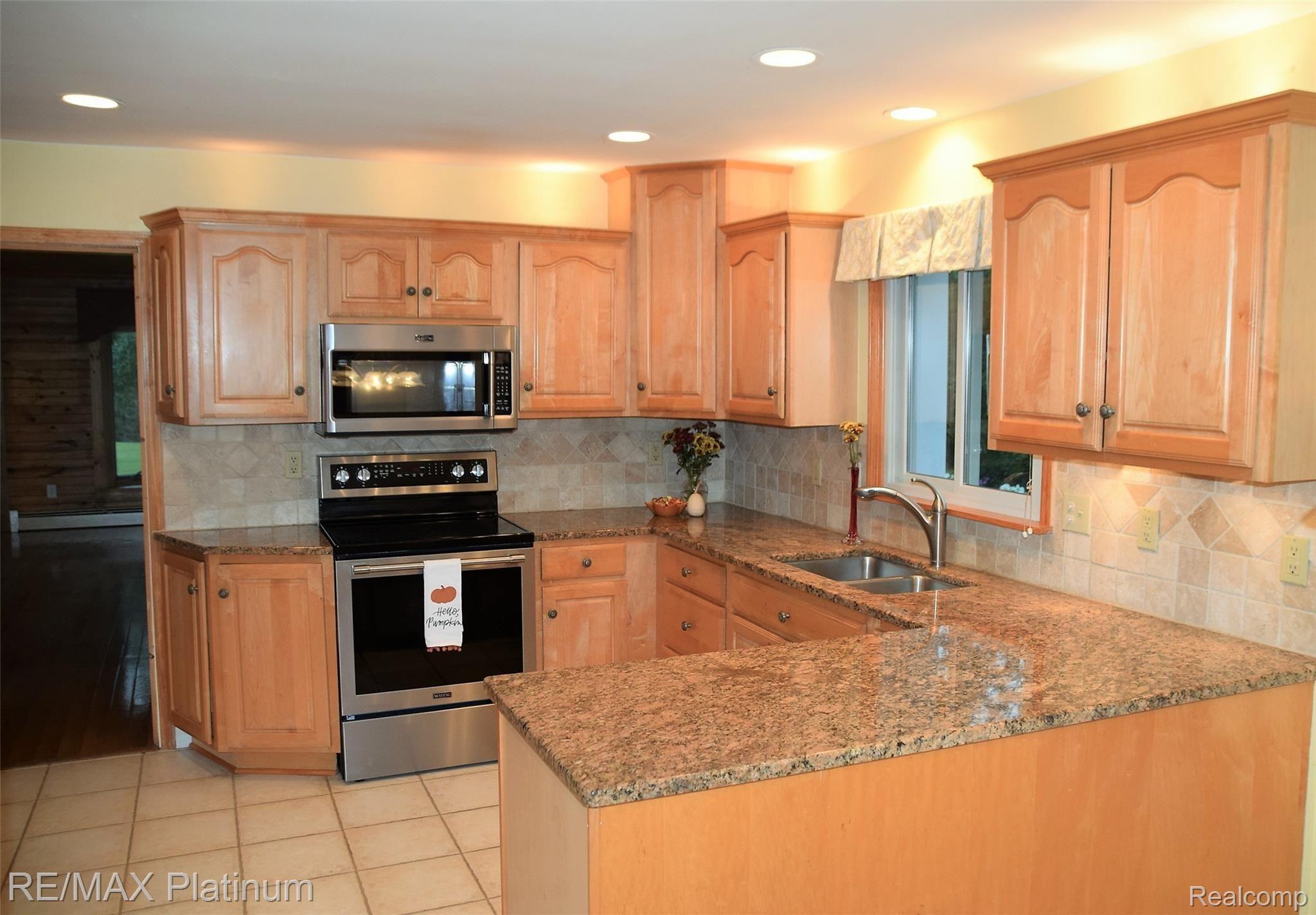 7525 Fisher Road Howell, MI 48855 - Photo 6 of 54 Kitchen with grante.JPG