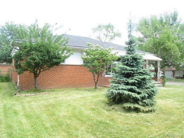 18439 Stephens Road Eastpointe, MI 48021 - Photo 17 of 22 261-857815-front3.JPG