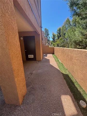 a view of a back yard