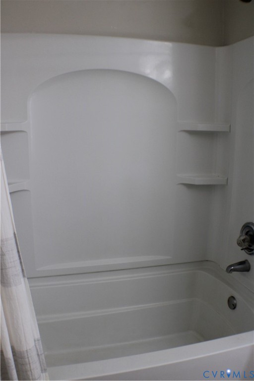 2929 South Ridge Drive Midlothian, VA 23112 - Photo 26 of 37 a bathroom with a bathtub
