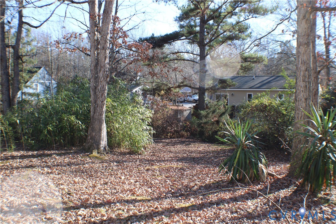 2929 South Ridge Drive Midlothian, VA 23112 - Photo 35 of 37 a backyard of a house with lots of green space