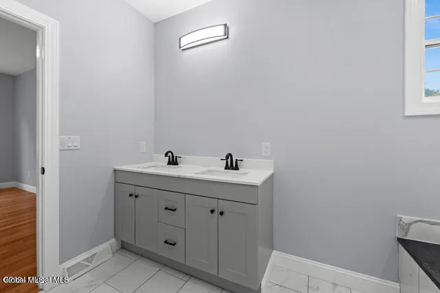 $634,900 | 222 Briarwood Court, Guilderland, NY 12203