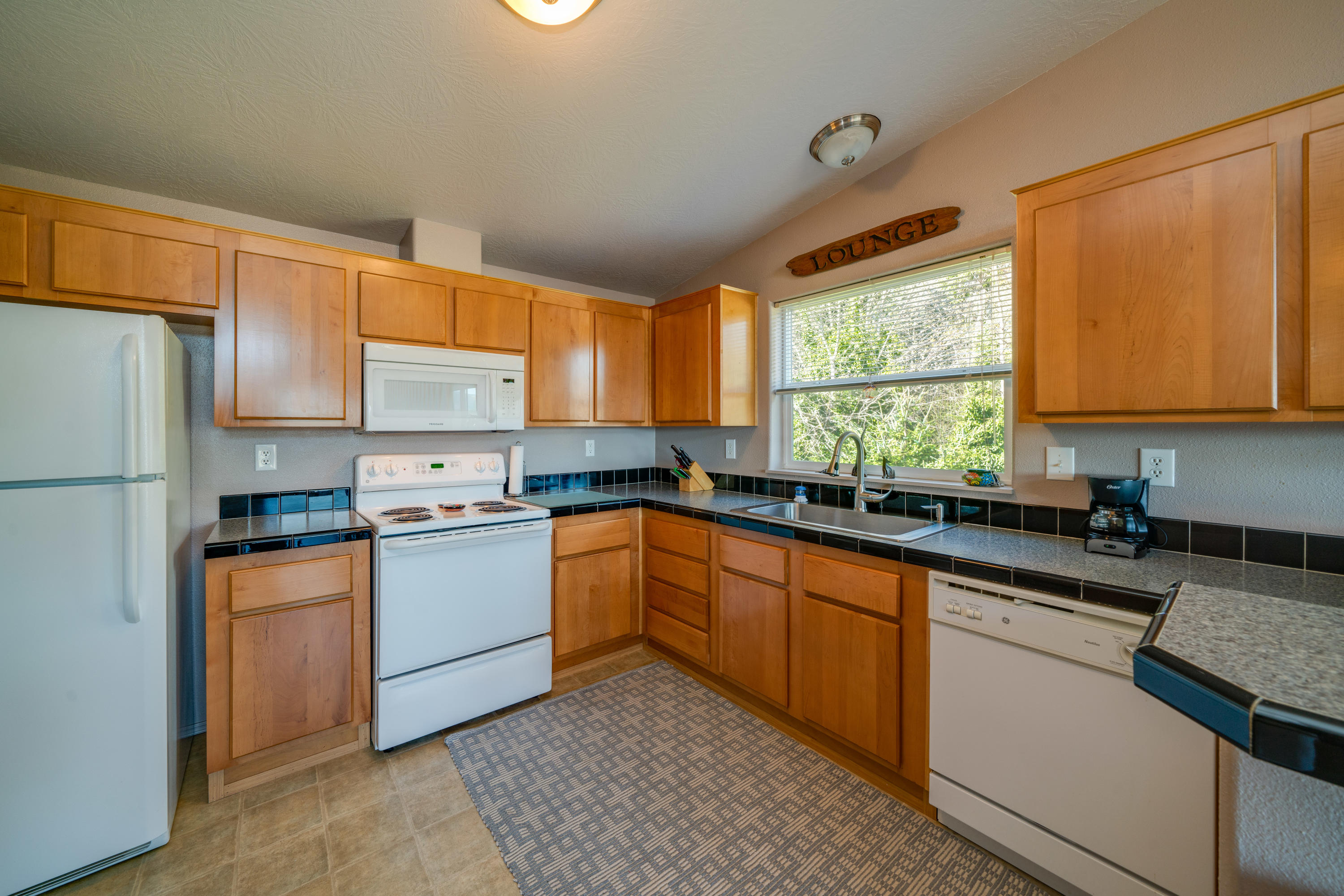 178 South River View Street Wheeler, OR 97147 - Photo 4 of 32 Kitchen