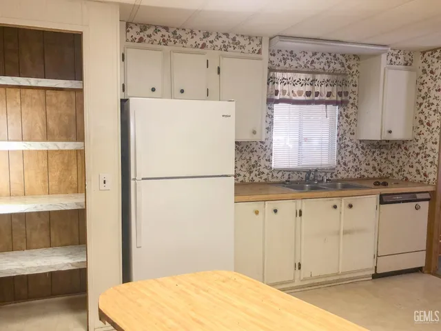 a view of empty room with a window