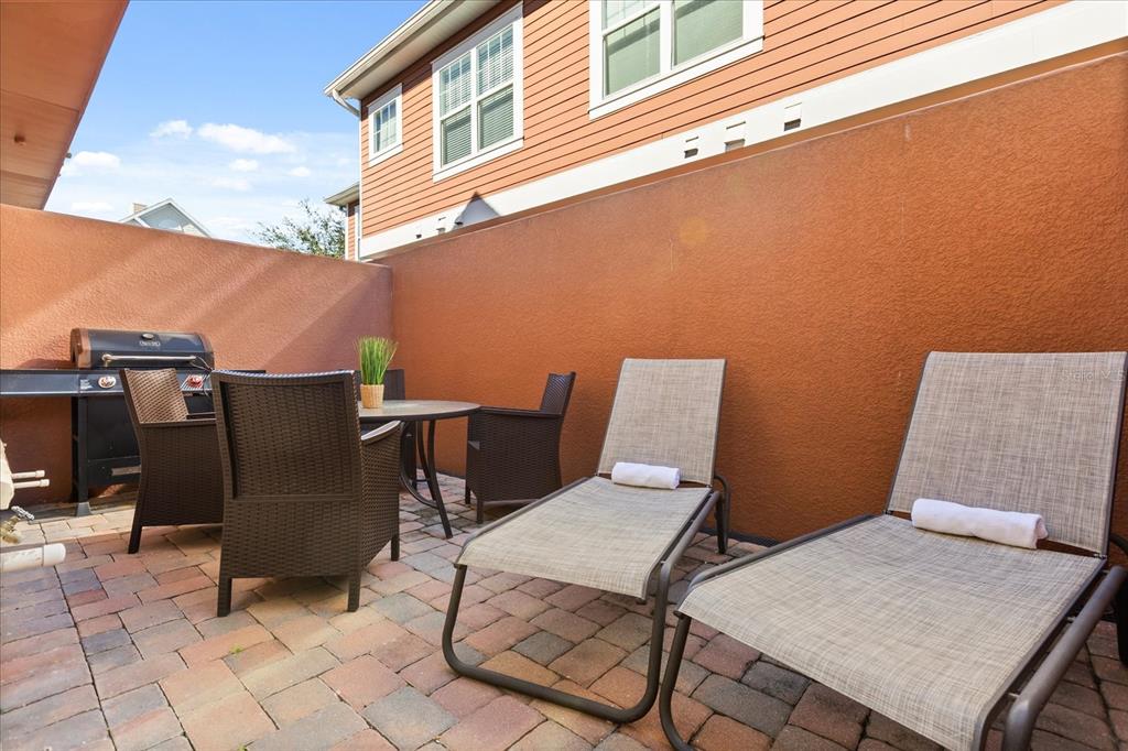 2637 Sunrise Shores Drive Kissimmee, FL 34747 - Photo 29 of 39 a view of a chairs and table in the terrace