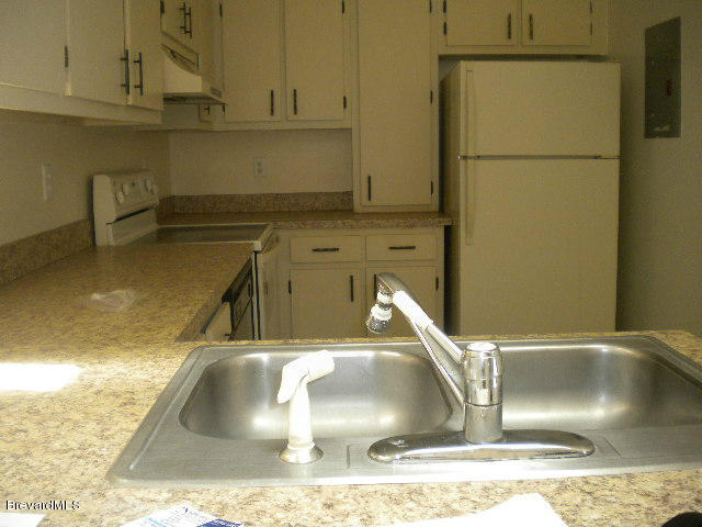 1948 Quail Ridge Court, Unit 904 Cocoa, FL 32926 - Photo 6 of 19 kitchen