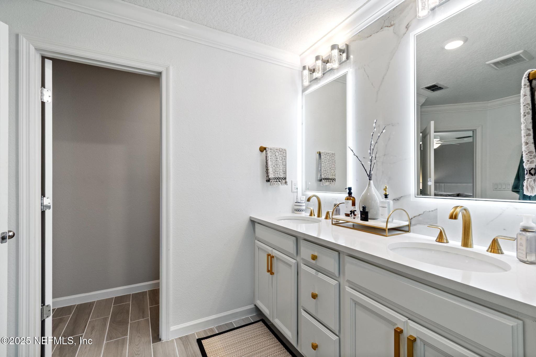 155 Appleton Court St. Augustine, FL 32092 - Photo 26 of 56 a bathroom with a double vanity sink mirror and