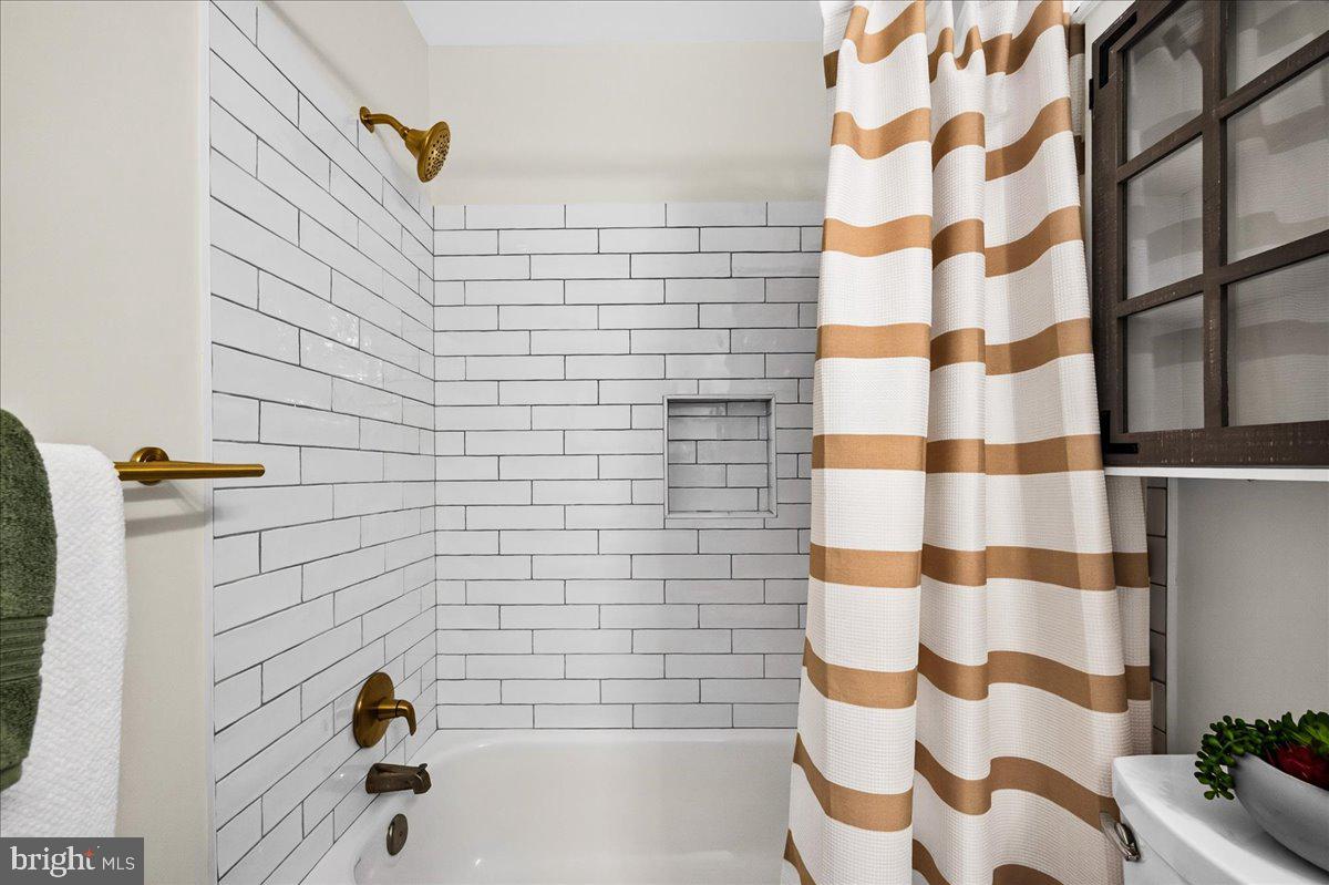 11057 Bishopsgate Court Reston, VA 20194 - Photo 35 of 72 Primary Shower/Tub