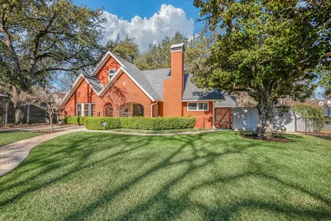 a view of house with backyard
