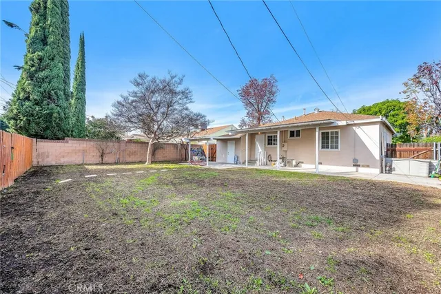 a view of a house with a backyard