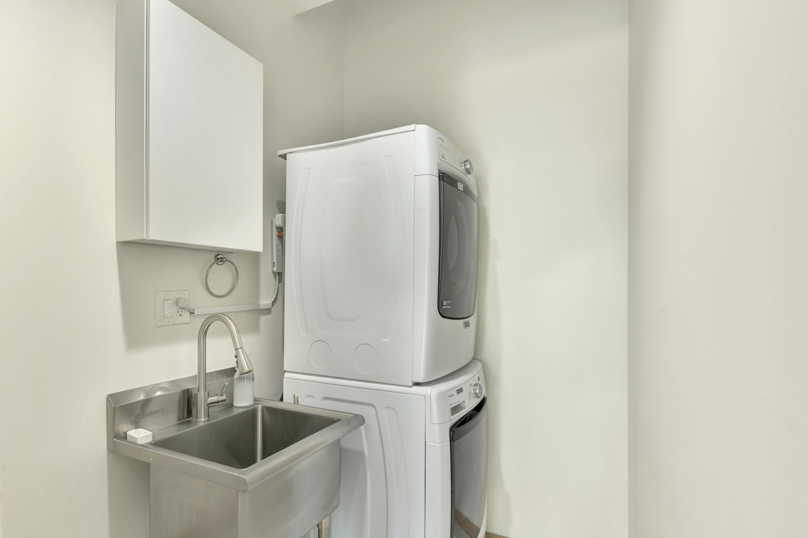 812 West Van Buren Street, Unit 5A Chicago, IL 60607 - Photo 24 of 26 a bathroom with a sink and mirror